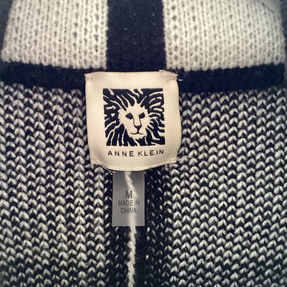 Anne Klein like new zippered cape/sweater. Size M - Picture 4 of 8